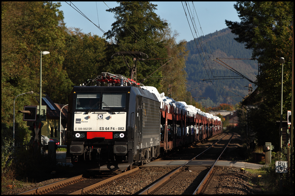 E189 992SR hat einen AUDI-Zug am Haken und ist auf dem Weg nach Osnabrck. (Plettenberg am 8.10.2010)
