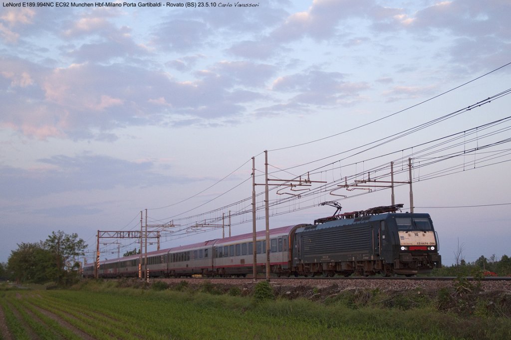 E189 NordCargo mit der BB EuroCity Trainer als 92 ab Mnchen Hbf nach Mailand, hier Kreuzung Rovato