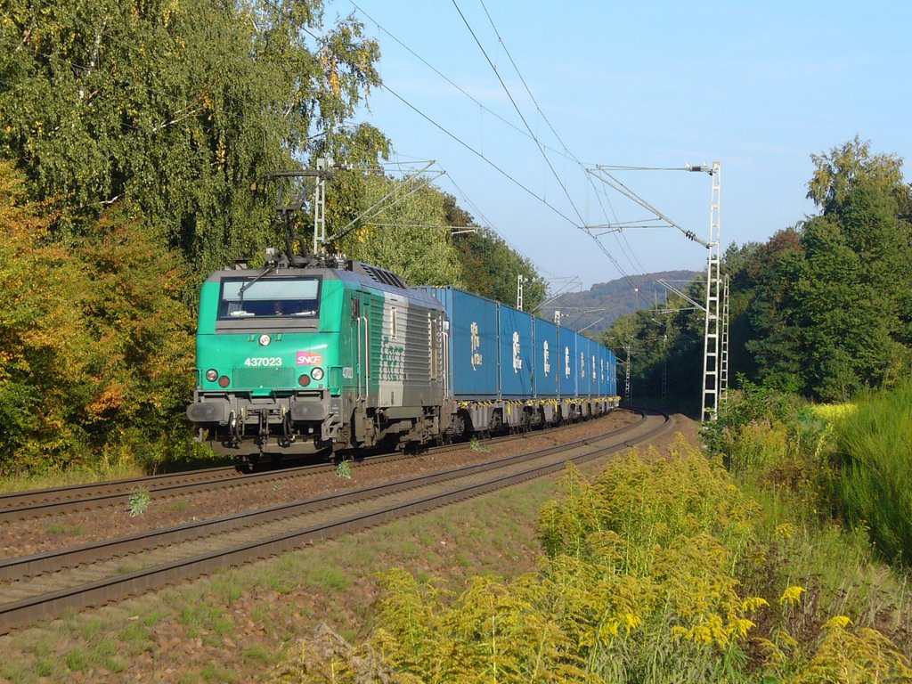 E37 023 zieht die blaue Wand am 28.08.2011 durch Landstuhl
