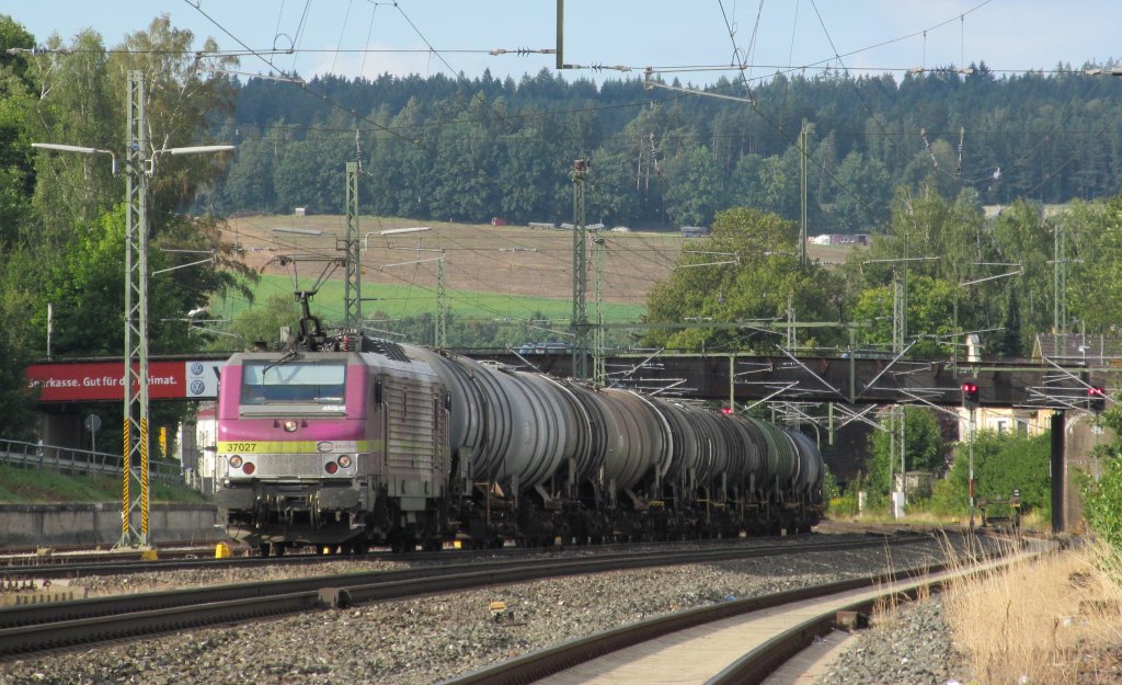 E37 027 von Akiem/ECR zieht am 25. August 2012 einen Kesselwagenzug durch Kronach in Richtung Lichtenfels. 