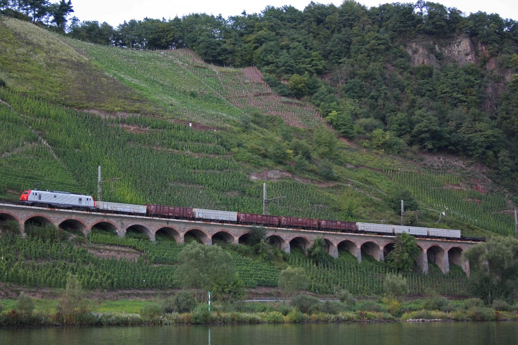 E37 510 fhrt am 16.8.11 mit einem Gterzug von Dsseldorf-Rath nach Bous bei der Durchfahrt durch Pnderich an der Mosel.