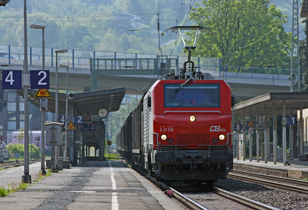 E37 510 mit einem Gterzug Richtung Troisdorf bei der Durchfahrt in Knigswinter, 21.4.11