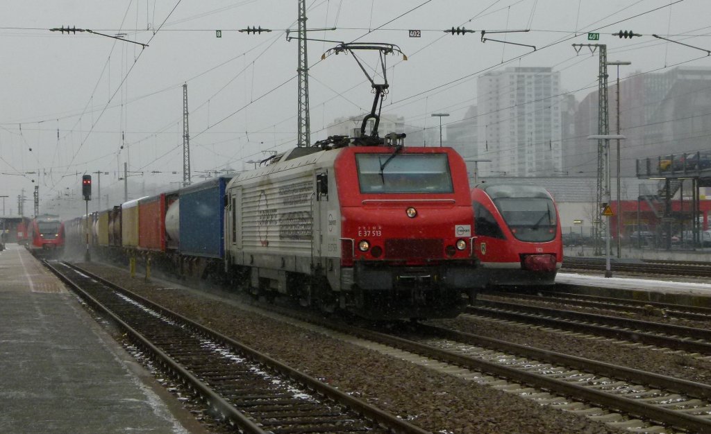 E37 513 zieht am 07.02.2012 einen Containerzug durch Kaiserslautern