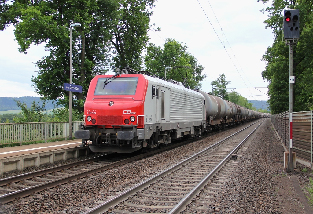 E37 519 von CBrail mit Kesselwagenzug in Fahrtrichtung Eisenach. Aufgenommen am 10.06.2012 in Bosserode.