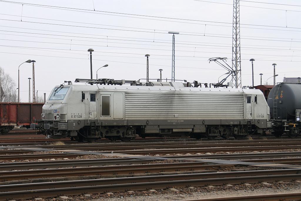 E37 528 fhrt am 10.02.2011 mit einem Kesselwagenzug durch Angermnde