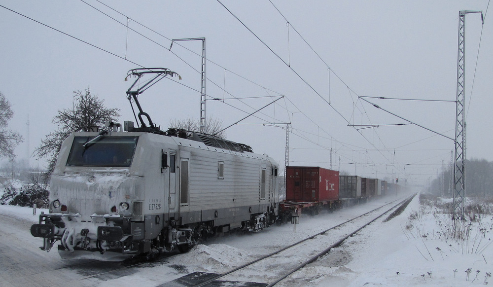 E37 528  Fretchen  kommt hier mit einem Containerzug durch Golen in Richtugn Berlin gefahren. 29.12.2010