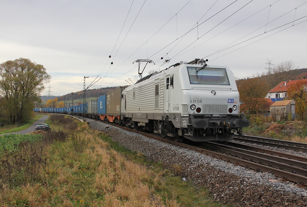 E37 528 mit der  blauen Wand  in Fahrtrichtung Norden. Aufgenommen am 05.11.2011 bei Mecklar.