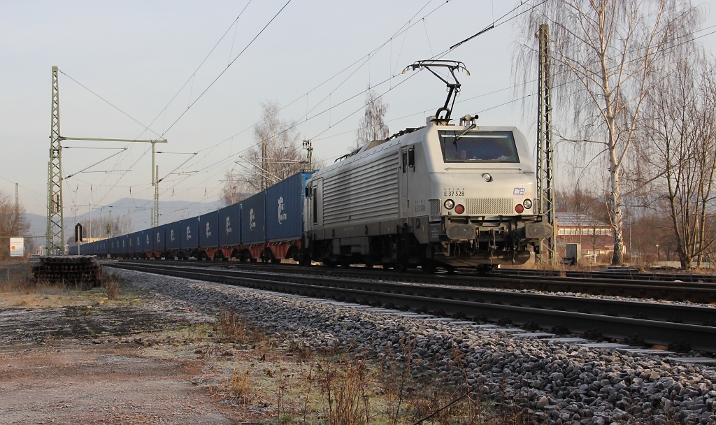 E37 528 mit der  blauen Wand  in Fahrtrichtung Sden. Aufgenommen am 18.01.2012 am B Eltmannshausen/Oberhone.