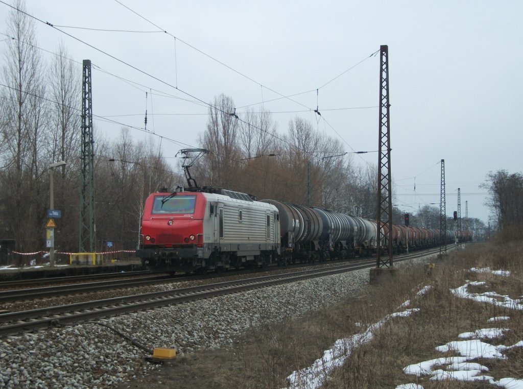 E37 531 von Akiem steht am 03. April 2013 mit Kesselzug in Leipzig-Thekla.