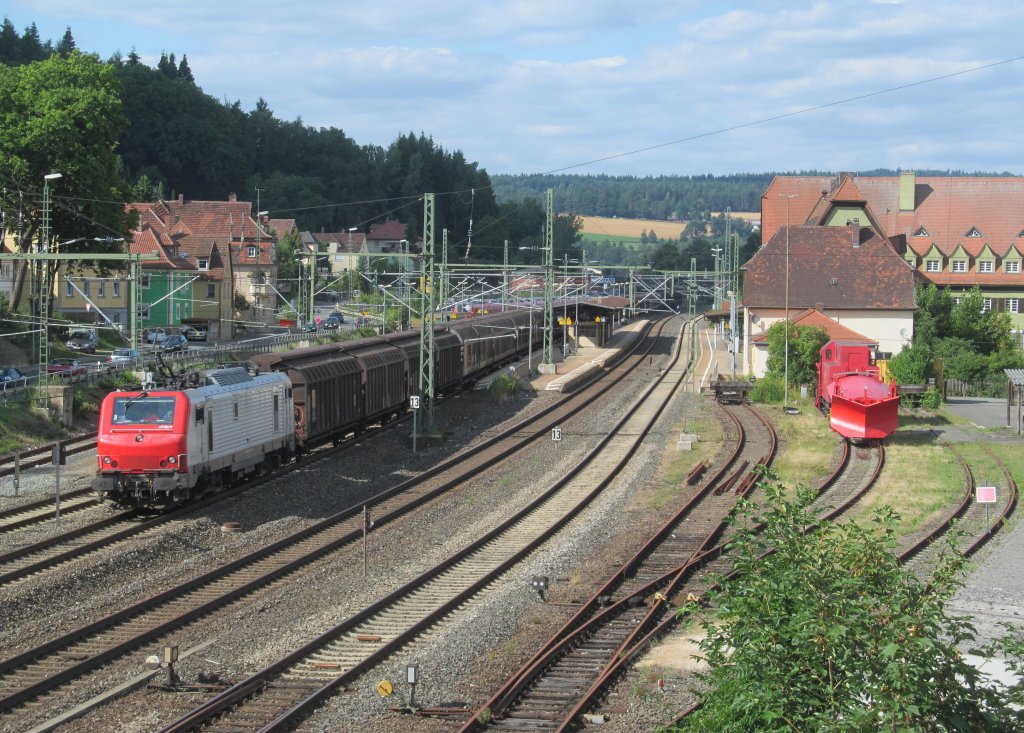 E37 531 von Akiem zieht am 11. August 2013 einen H-Wagenzug durch Kronach in Richtung Lichtenfels.