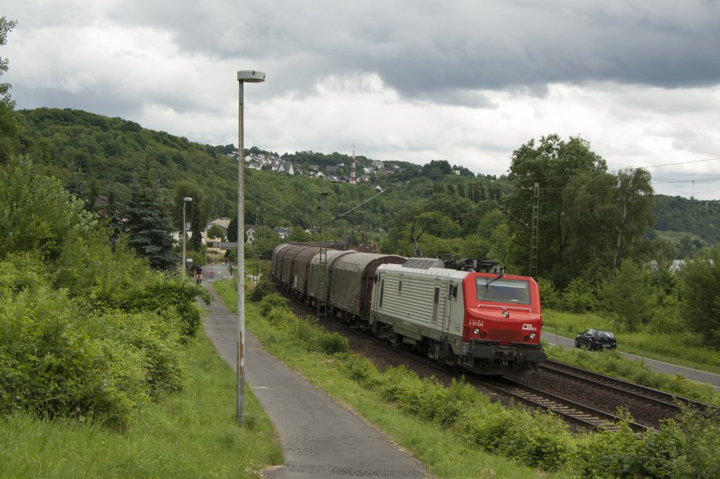 E37520 mit ein Stahlzug passiert die Fotograf bei Erpel am Rhein richtung Norden.
Samstag 22 Juni 2013