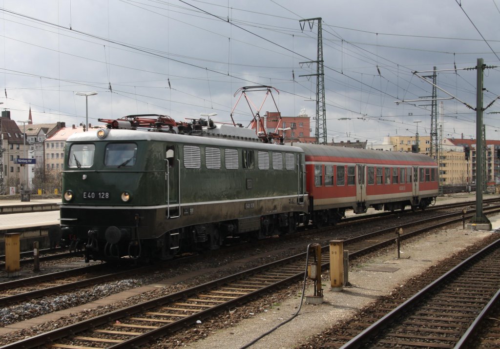 E40 128 am 28.03.10 mit einem Silberling mit Dampfheizleitung in Nrnberg Hbf.