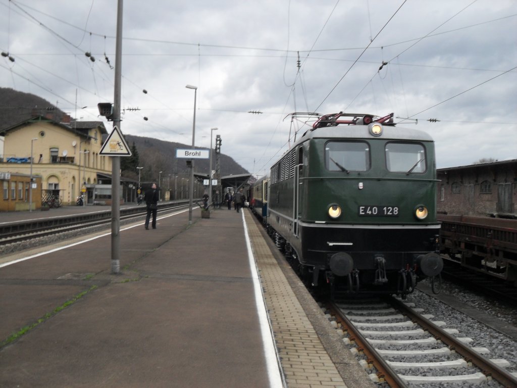 E40 128 im Bahnhof Brohl.
