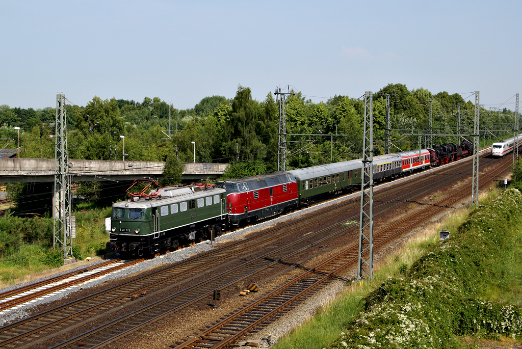 E40 128 beschleunigt am 2.07.2010 mit ihrem Zug aus Neumnster nach etwa 2-stndiger  Wartezeit  Richtung Hamburg in Elmshorn. Der Zug besteht im einzelnen aus : V200 116 , einem Bdms (Historische Verkehre, Frankfurt), einem ABn, einem Bn (DB Regio Hessen), der Kf 323 525-6 alias Siglinde (auf einem Flachwagen), 094 692-1, 50 3694-2 und 082 008-4. Die 4 letztgenannten Lokomotiven waren allesamt lange Zeit bei den Rendsburger Eisenbahnfreunden in Neumnster stationiert.