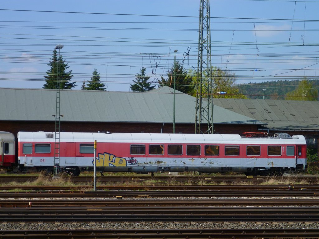 E40 128 brachte am 24.04.13 einen Zug mit alten Reisezugwagen nach Lichtenfels. Dieser war auch dabei.