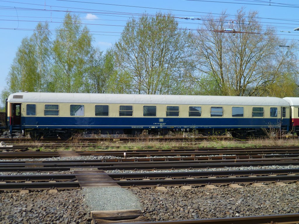 E40 128 brachte am 24.04.13 einen Zug mit alten Reisezugwagen nach Lichtenfels. Dieser Almz war auch dabei.