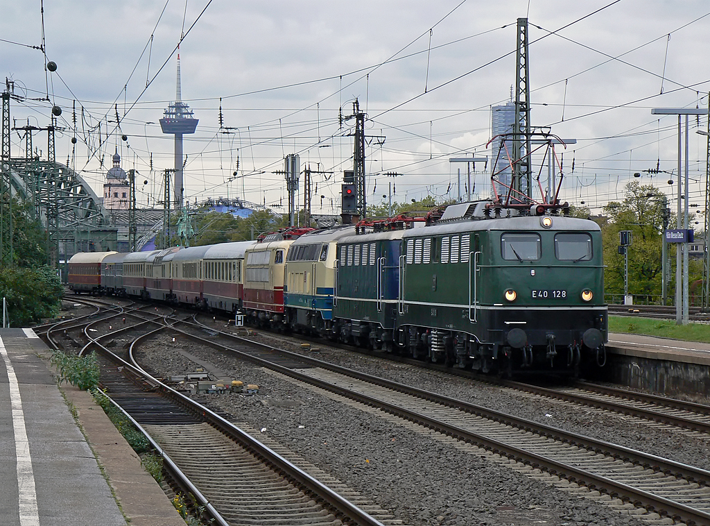 E40 128 fhrt den Museumszug des DB Museums Koblenz in rtg Siegen am 22.10.2010 durch Kln/Messe Deutz 