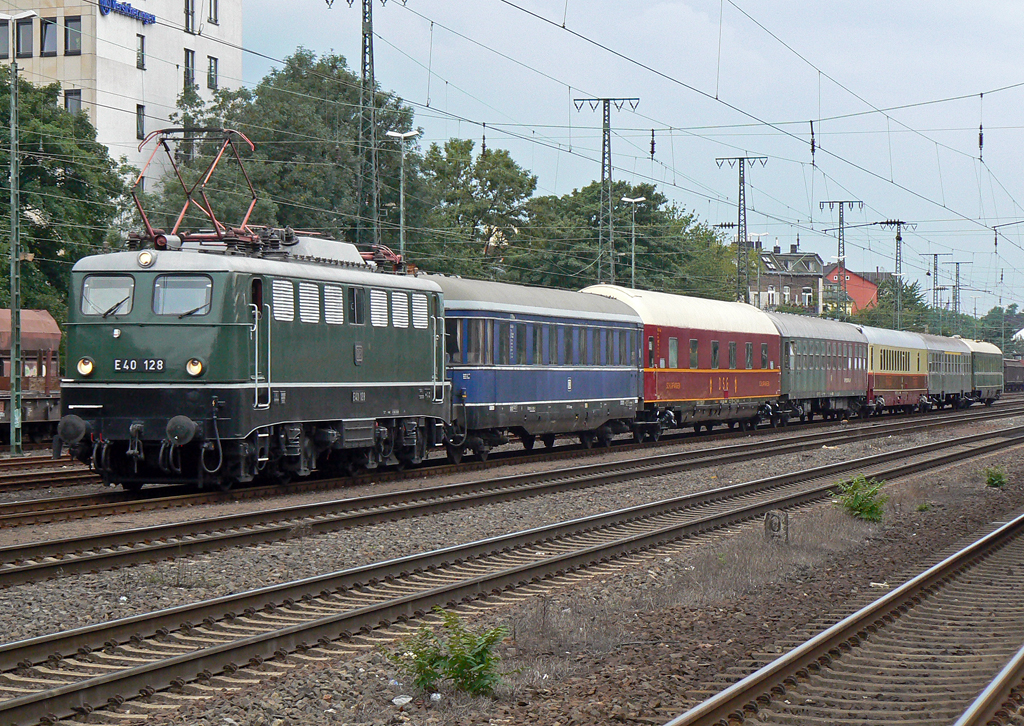 E40 128 mit einer Garnitur historischer Reiszugwagen fr das BW Fest im alten BW Kln Nippes am 14./15.08.2010 in Kln West am 13.08.2010