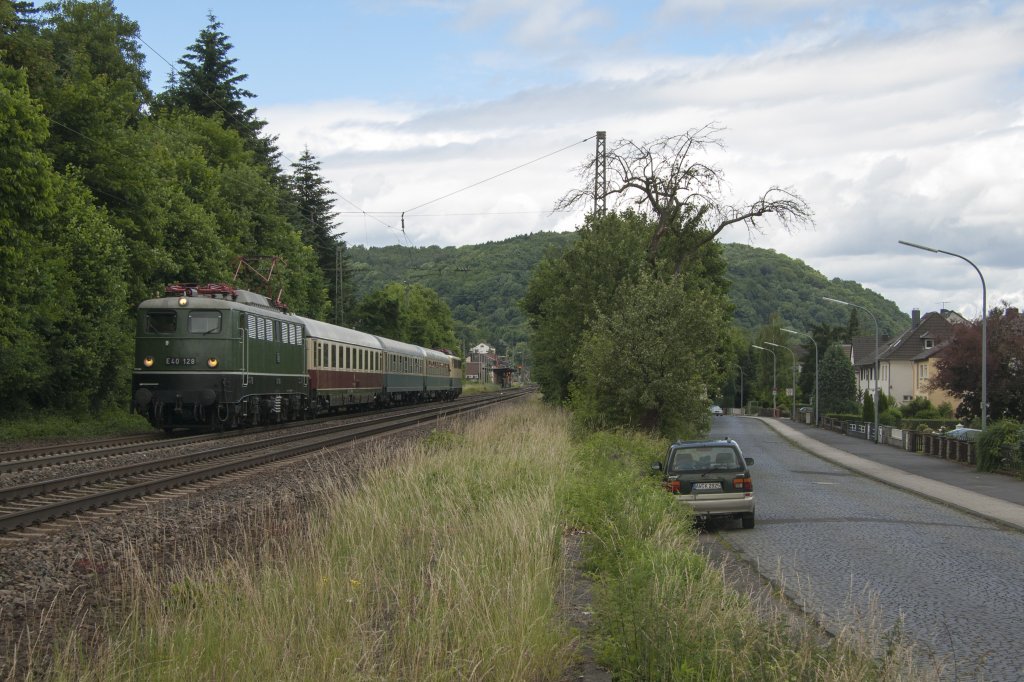 E40 128 mit Rheingold Avmz und 2 Ozeanblau-beige Bm-wagen mit am Zugschlu die Ozeanblau-beige 140 423 passiert der fotograf bij Oberwinter ab seiner fahrt nach Koblenz Lutzel Eisenbahnmuseum.
22 Juni 2013