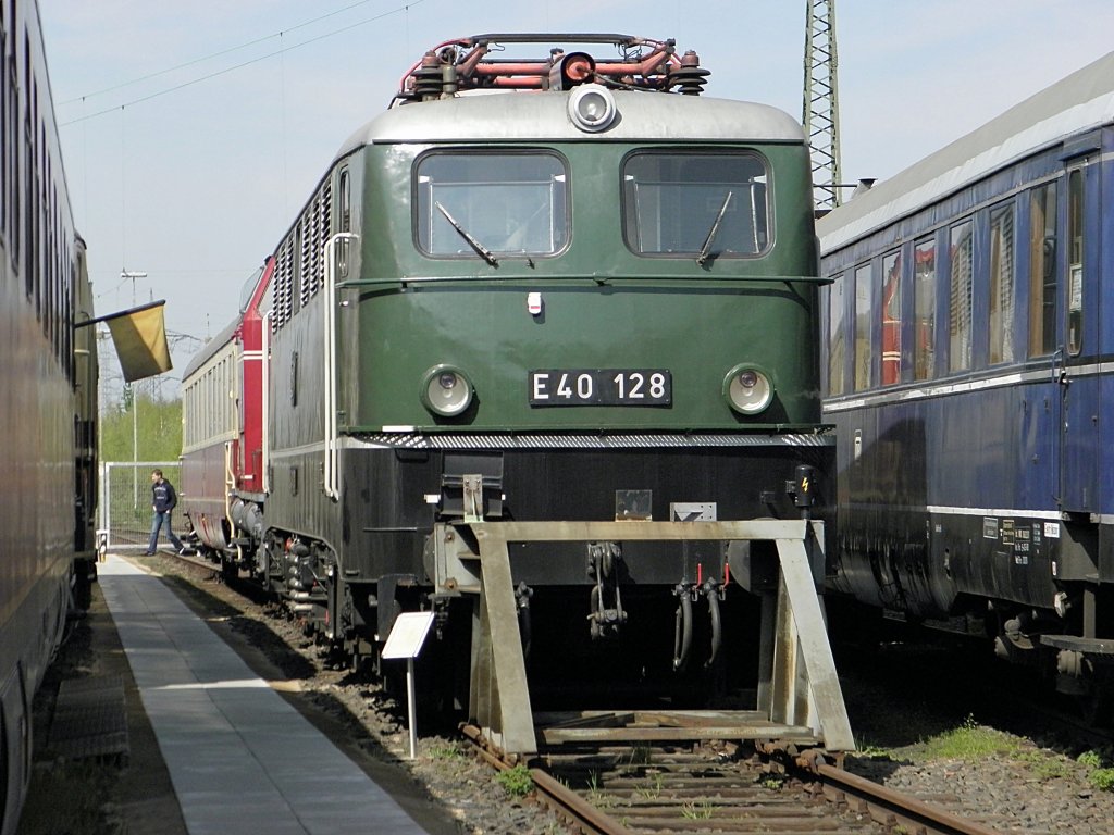 E40 128 mit einer V65 aus Bochum Dahlhausen und einem TEE Salonwagen in Koblenz Ltzel am 9.4.2011