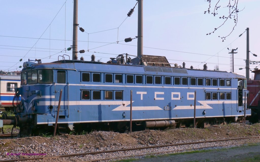 E40014 abgestellt in Haydarpascha.
Auch die 1971 in Frankreich gebaute Reihe E40000 wurde inzwischen auer Dienst gestellt.
Von dieser waren, nach dem Vorbild der BB17000 der SNCF, 15 Stck fr die TCDD gebaut worden. 
Istanbul-Haydarpasa 
11.04.09
