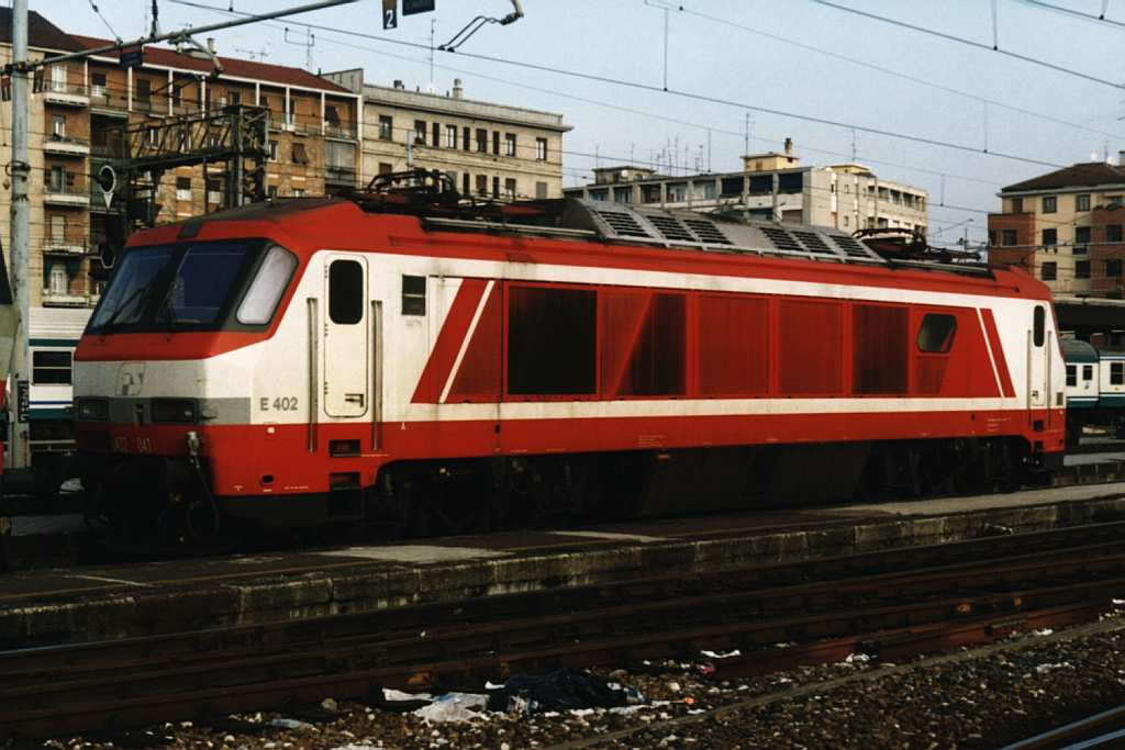 E402 041 auf Bahnhof Milano Stazione Centrale am 15-1-2001. Bild und scan: Date Jan de Vries. 