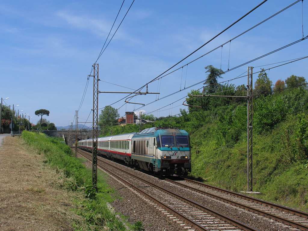 E402A.027 mit ES 9765 Genova Piazza Principe-Roma Termini in die Nhe von das ehemalige Bahnhof Montignoso am 10-5-2012.