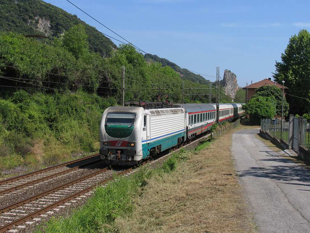 E402B.110 mit ES 9768 Roma Termini-Milano Centrale in die Nhe von das ehemalige Bahnhof Montignoso am 10-5-2012.