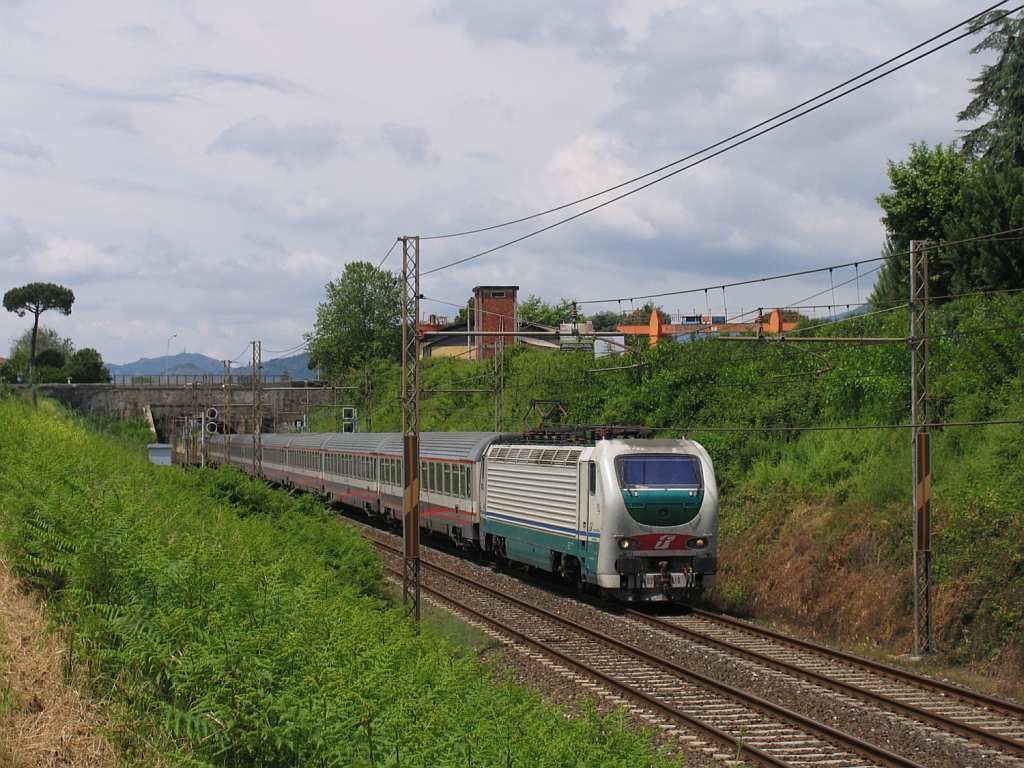 E402B.110 mit IC 511 Torino Porta Nuova-Salerno in die Nhe von das ehemalige Bahnhof Montignoso am 15-5-2012.