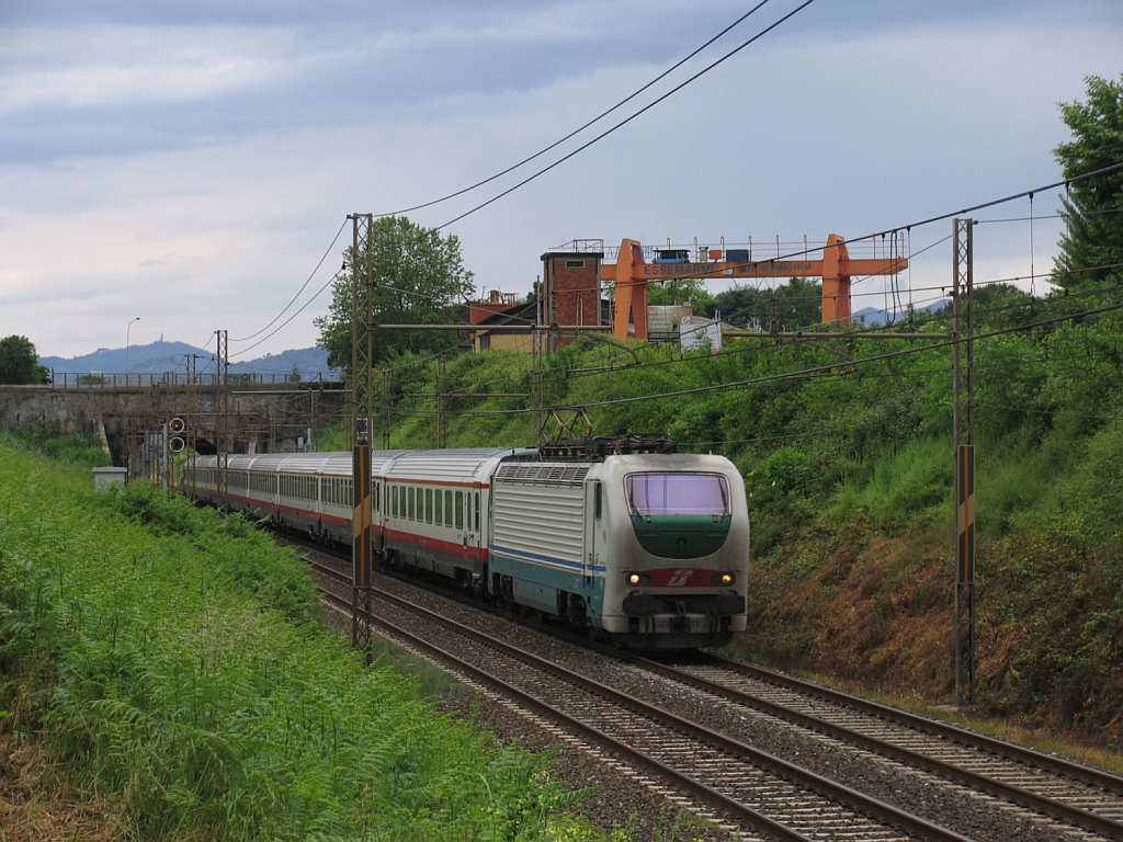 E402B.118 mit ES 9769 Milano Centrale-Roma Termini in die Nhe von das ehemalige Bahnhof Montignoso am 13-5-2012.