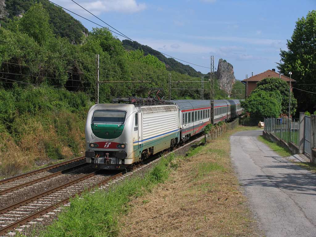E402B.136 mit ES 9768 Roma Termini-Milano Centrale in die Nhe von das ehemalige Bahnhof Montignoso am 15-5-2012.