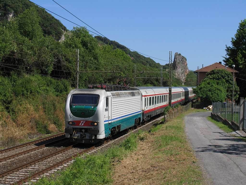 E402B.166 mit ES 9768 Roma Termini-Milano Centrale in die Nhe von das ehemalige Bahnhof Montignoso am 17-5-2012.
