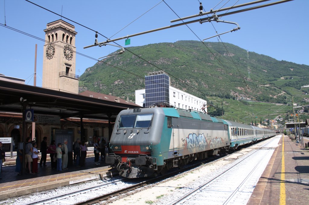 E405 019 am 27.07.09 mit einem EC im Bahnhof Bozen.