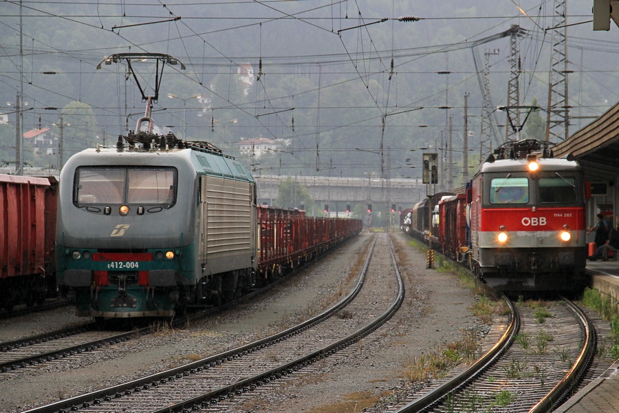 E412-004 wartet auf Abfahrt und 1144 262 fhrt durch in Bahnhof Kufstein. 01.07.2011