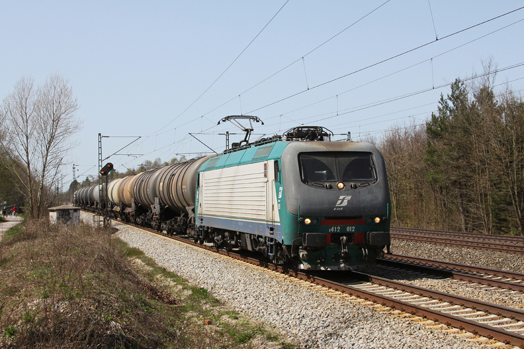 E412 012 mit einem Kesselwagenzug am 10.04.2011 zwischen Haar und Vaterstetten.