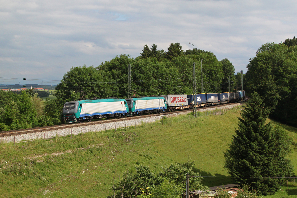 E412 014 + 016 mit einem KLV Zug am 23.06.2012 in Aling.