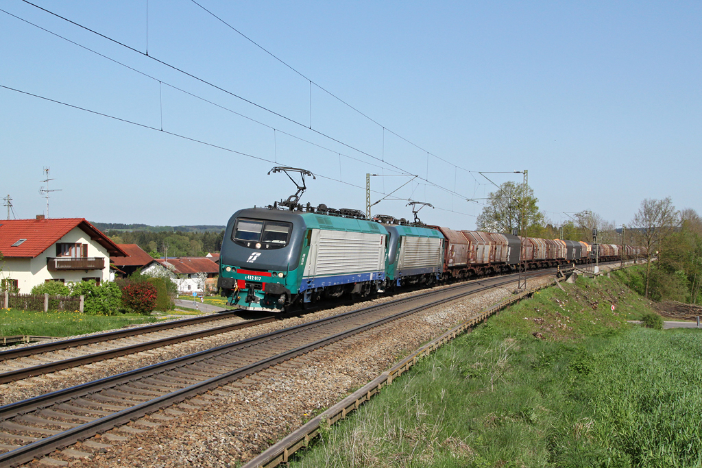 E412 017 + 013 mit einem Stahlzug am 01.05.2012 bei Ostermnchen.
