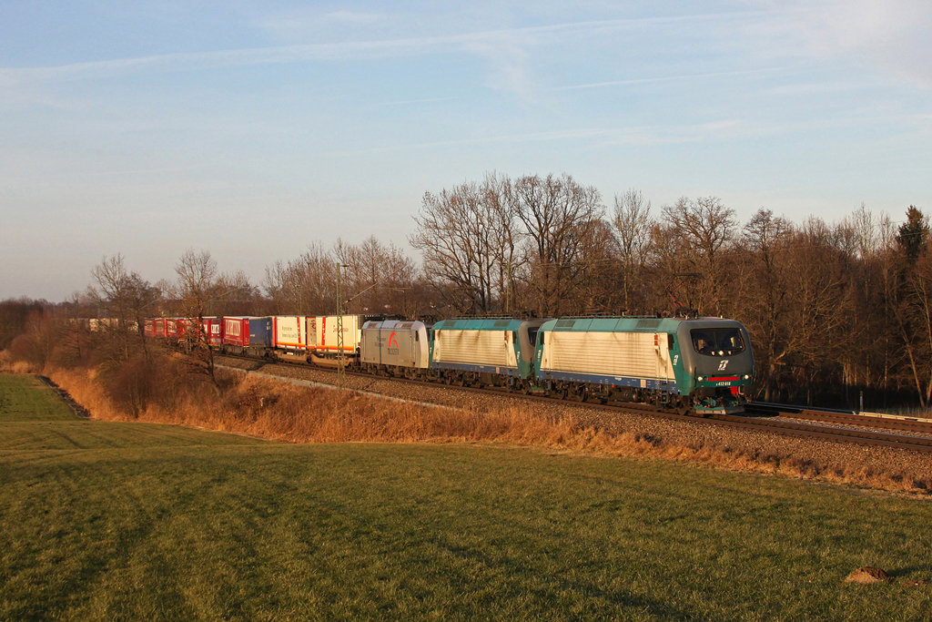 E412 018, E412 008 und 185 538 mit einem KLV Zug am 28.12.2011 bei Hilperting.
