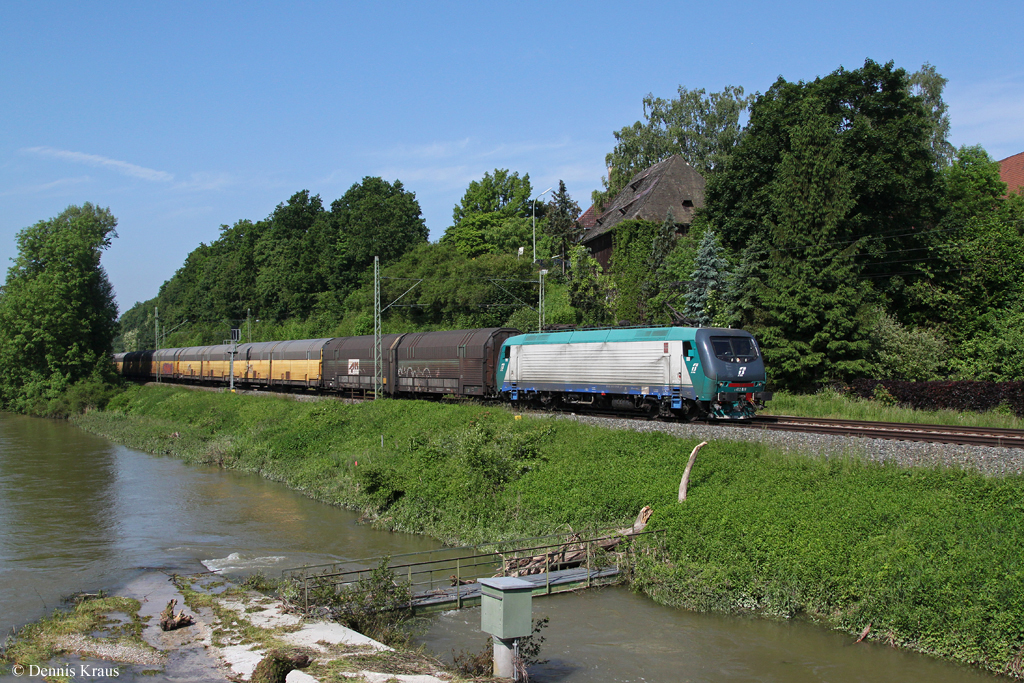 E412 019 mit einem Autozug am 08.06.2013 bei Moosburg.