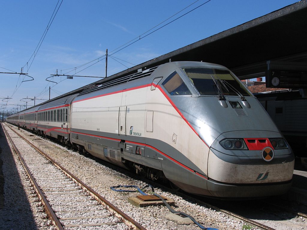 E414.128 auf Bahnhof Venezia Santa Lucia am 4-8-2010.