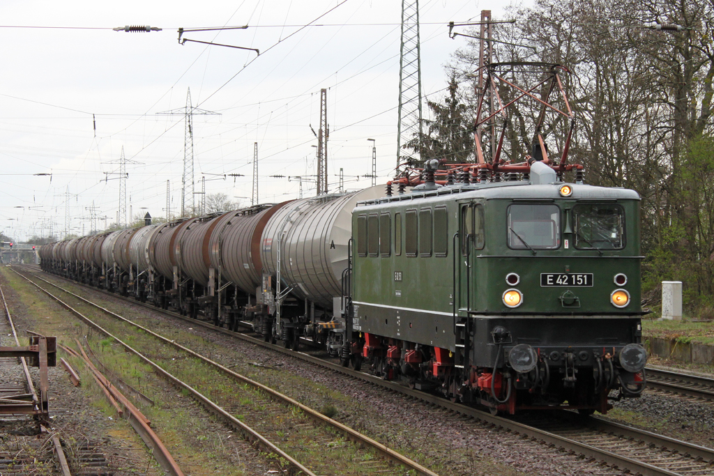 E42 151 am 10.4.12 mit Kewa in Ratingen-Lintorf.