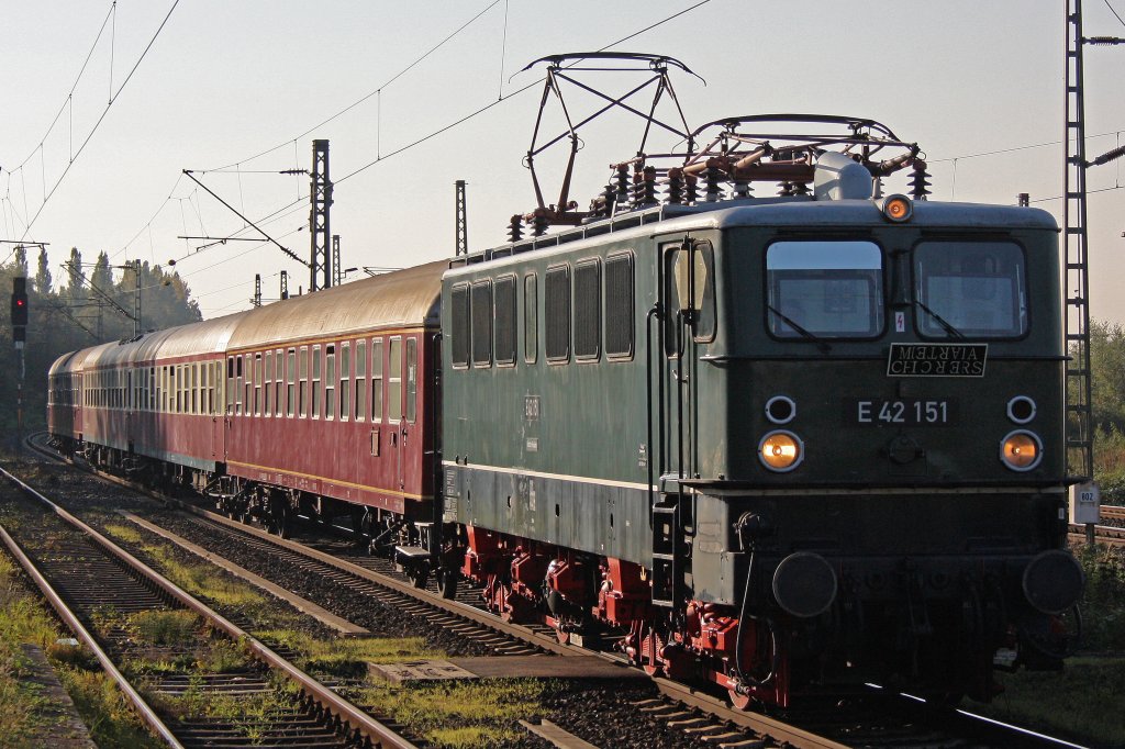 E42 151 am 9.10.10 mit Sonderzug in Duisburg-Wedau