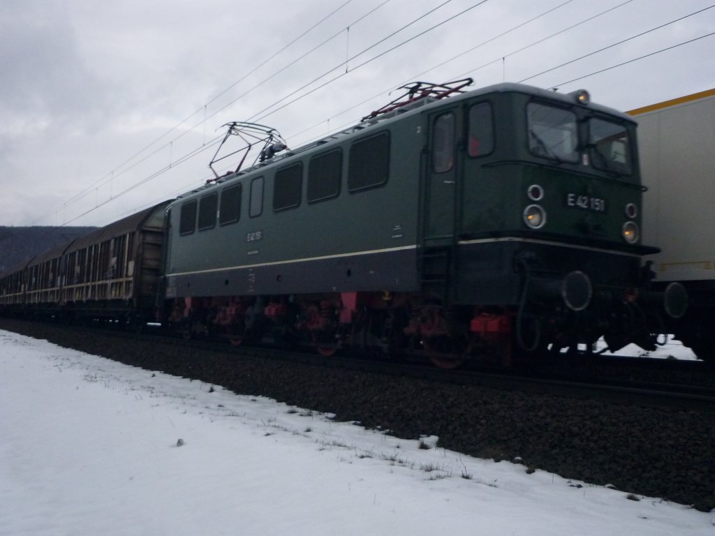 E42 151 der Deutschen Reichsbahn mit Holzzug, zwischen Gemnden (Main) und Karlstadt (Main), am 03.02.2010
