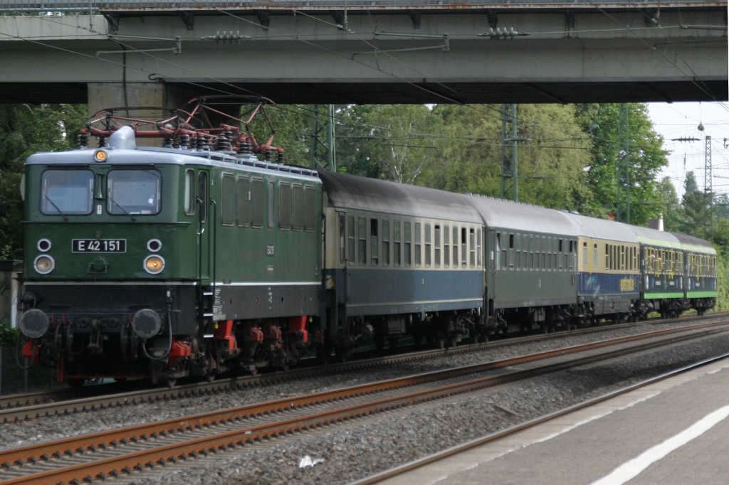 E42 151 mit dem Hetzerather am 3.7.11 in Dsseldorf-Angermund