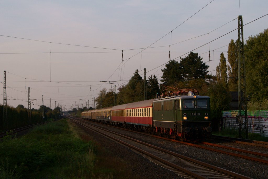E42 151 mit einem Sonderzug bei der Durchfahrt durch Dsseldorf-Angermuns am 25.09.2011