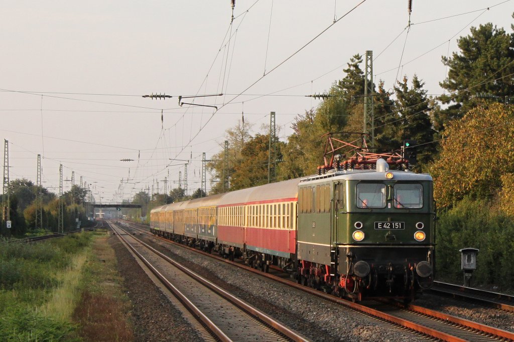 E42 151 mit Sonderzug am 25.9.11 in Dsseldorf-Angermund.Gru an den Tf!