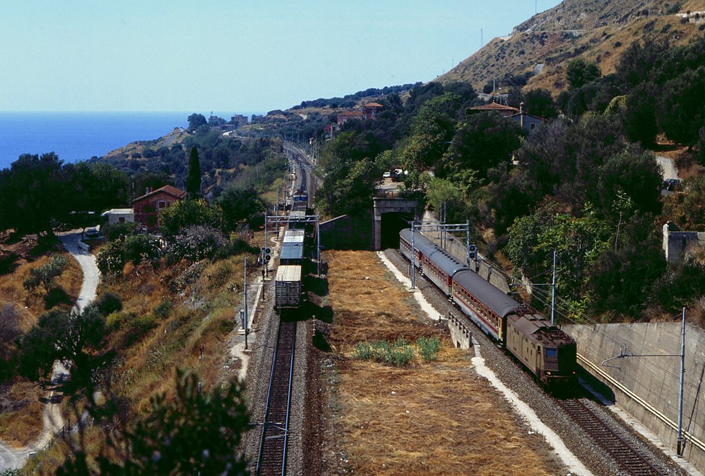E424 048 ist bei Capiroli Richtung Reggio Calabria mit Regionalzug 12379 unterwegs, 03.09.1993.