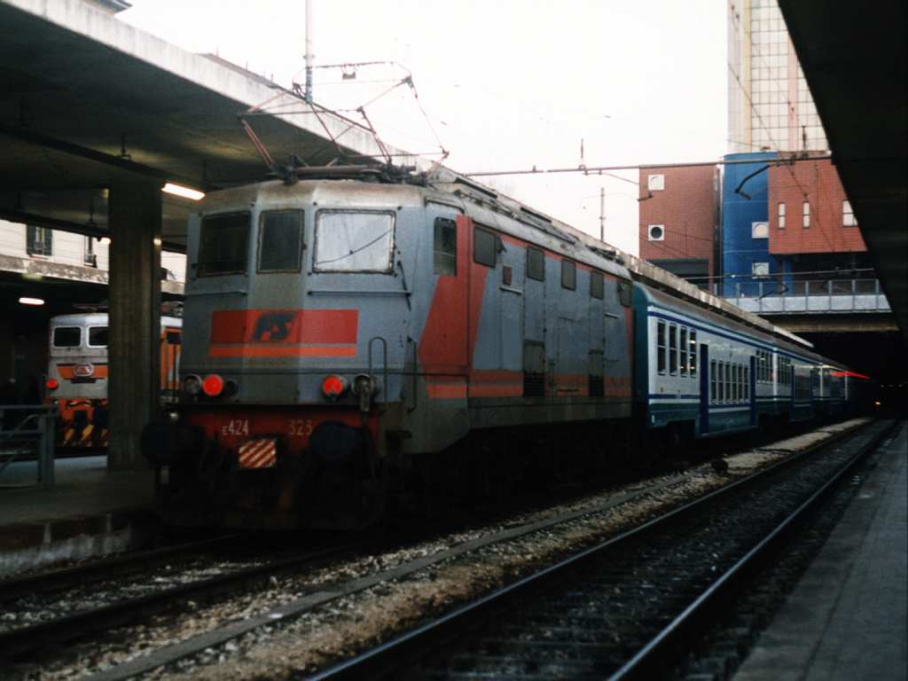 E424 323 auf Bahnhof Milano Stazione Porta Garibaldi am 15-1-2001. Bild und scan: Date Jan de Vries. 