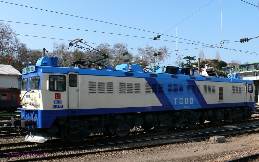 E43010 (Bo´Bo´Bo´ Toshiba+Tlomsas1987) im aktuellen wei-blauen TCDD-Lack.
Istanbul-Haydarpasa
11.04.2009
