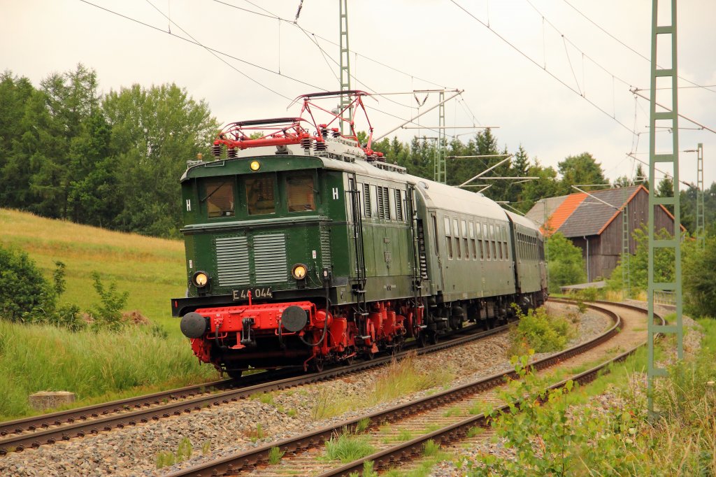 E44 044 bei Seehof am 25.06.2011. 
